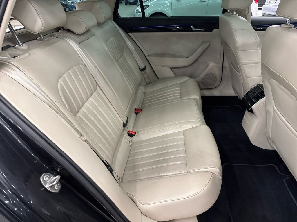 Skoda Superb 2015 Musta