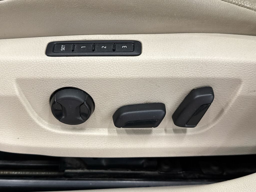 Skoda Superb 2015 Musta