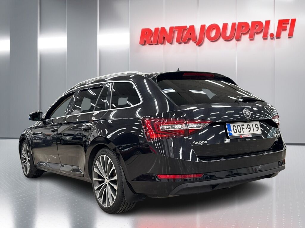 Skoda Superb 2015 Musta
