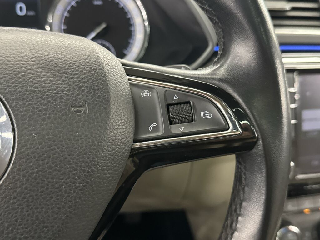 Skoda Superb 2015 Musta