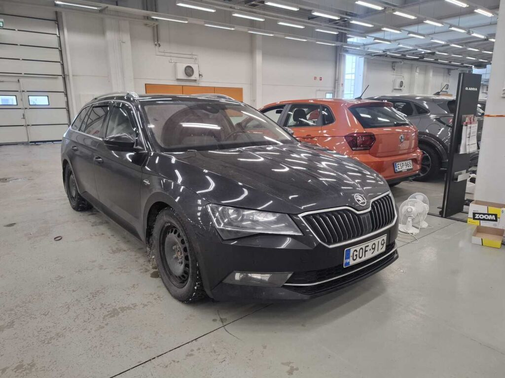 Skoda Superb 2015 Musta