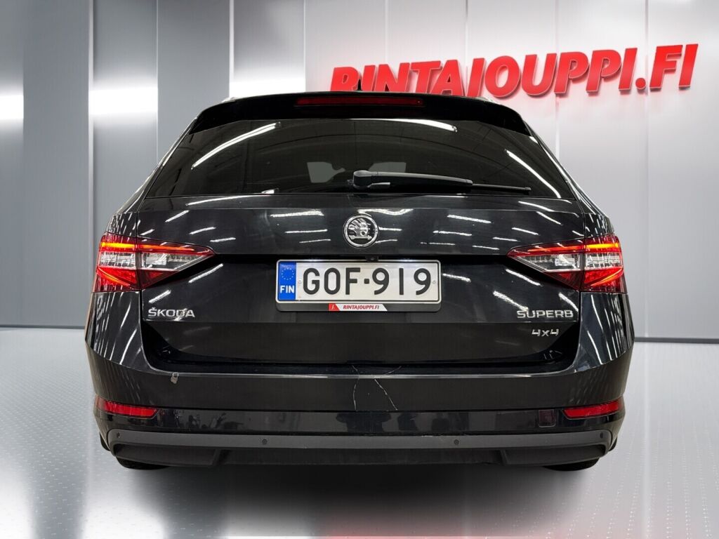 Skoda Superb 2015 Musta