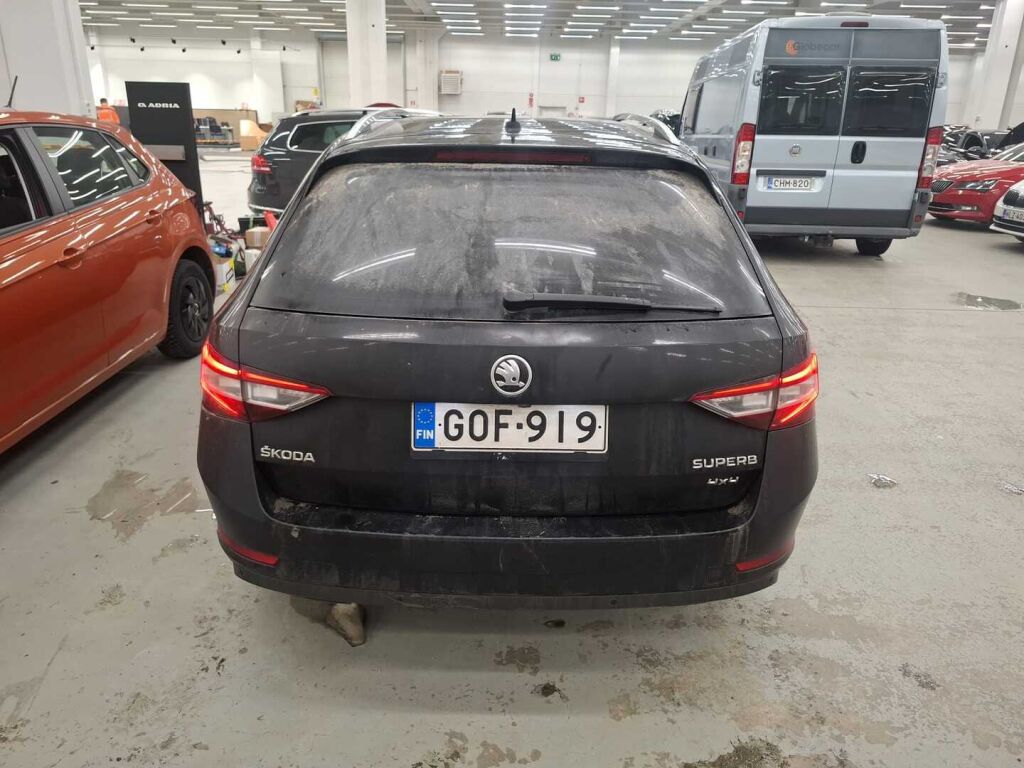 Skoda Superb 2015 Musta