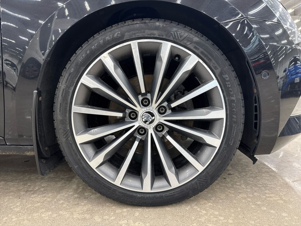 Skoda Superb 2015 Musta