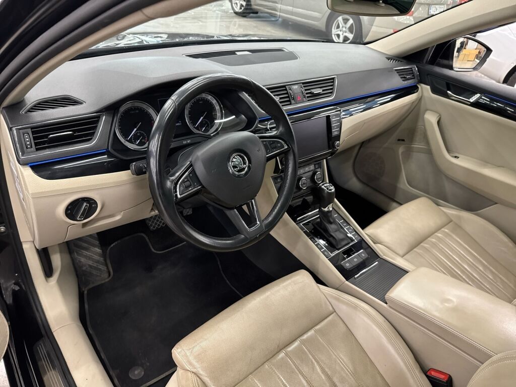 Skoda Superb 2015 Musta