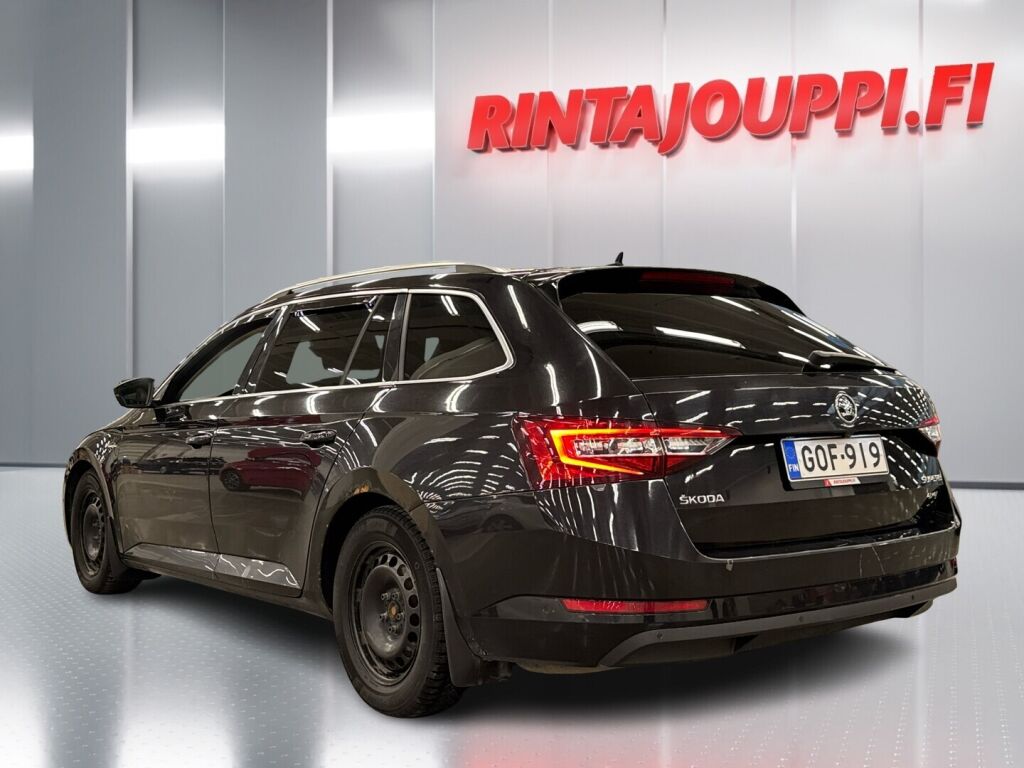 Skoda Superb 2015 Musta