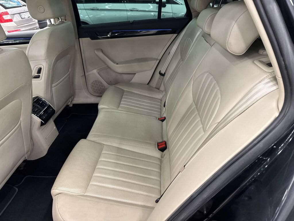 Skoda Superb 2015 Musta