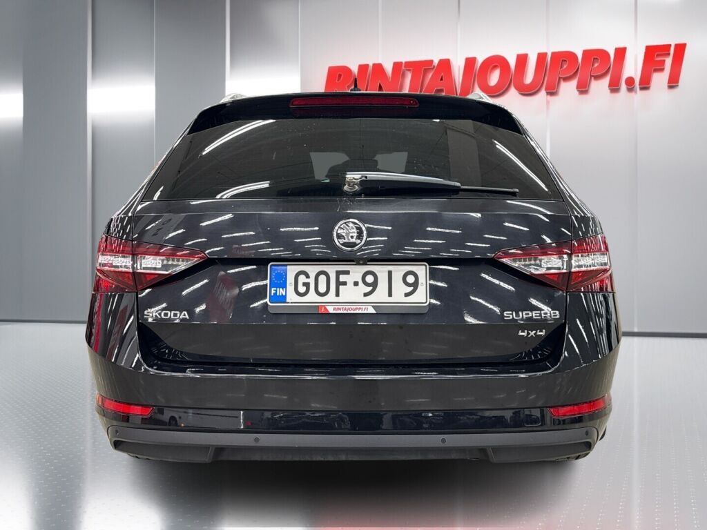 Skoda Superb 2015 Musta