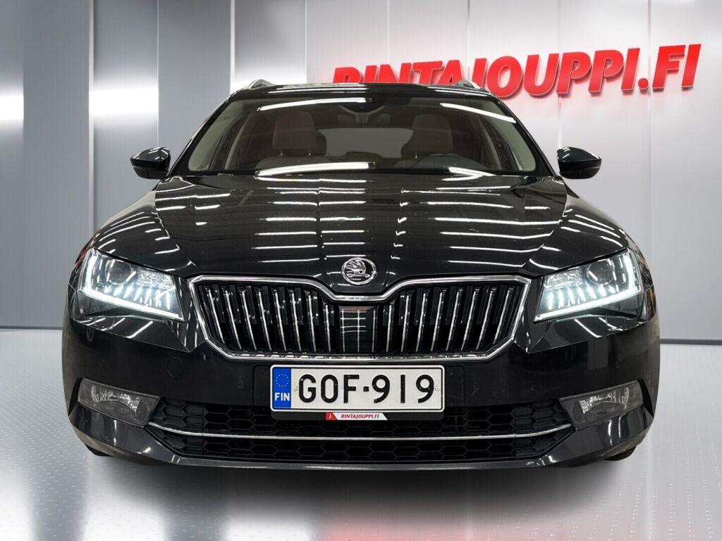 Skoda Superb 2015 Musta