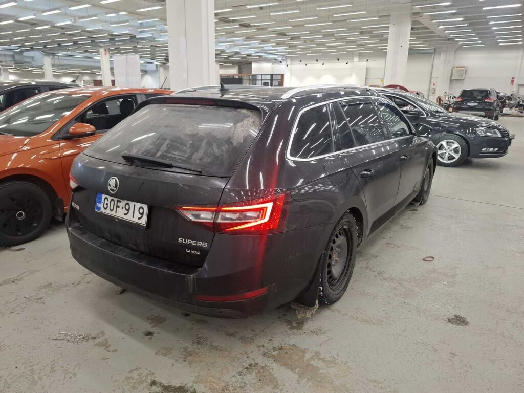 Skoda Superb 2015 Musta