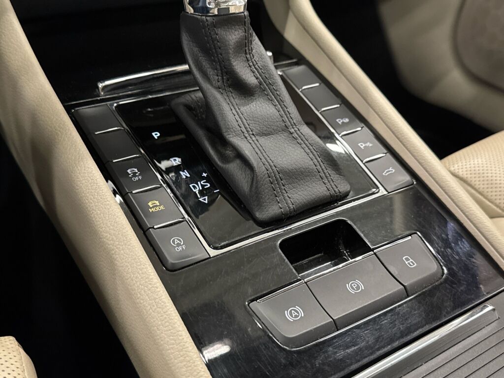 Skoda Superb 2015 Musta