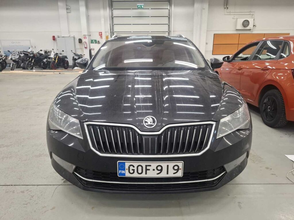 Skoda Superb 2015 Musta