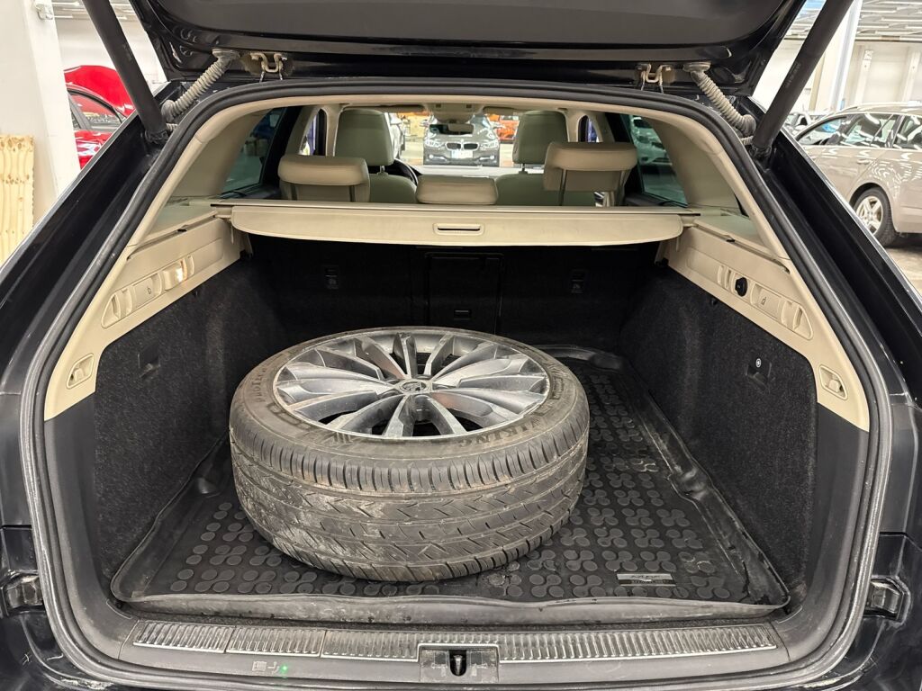 Skoda Superb 2015 Musta