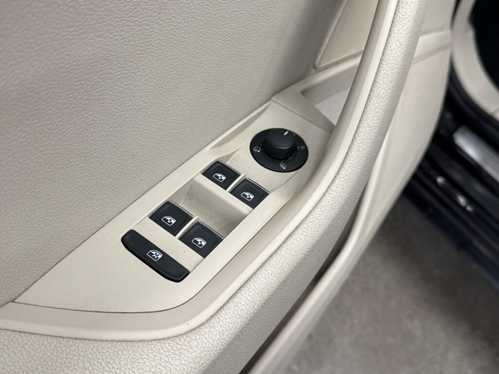 Skoda Superb 2015 Musta