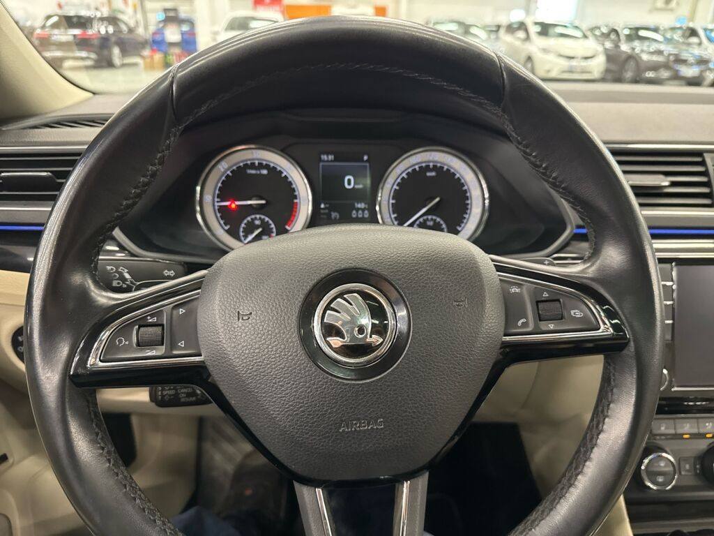 Skoda Superb 2015 Musta