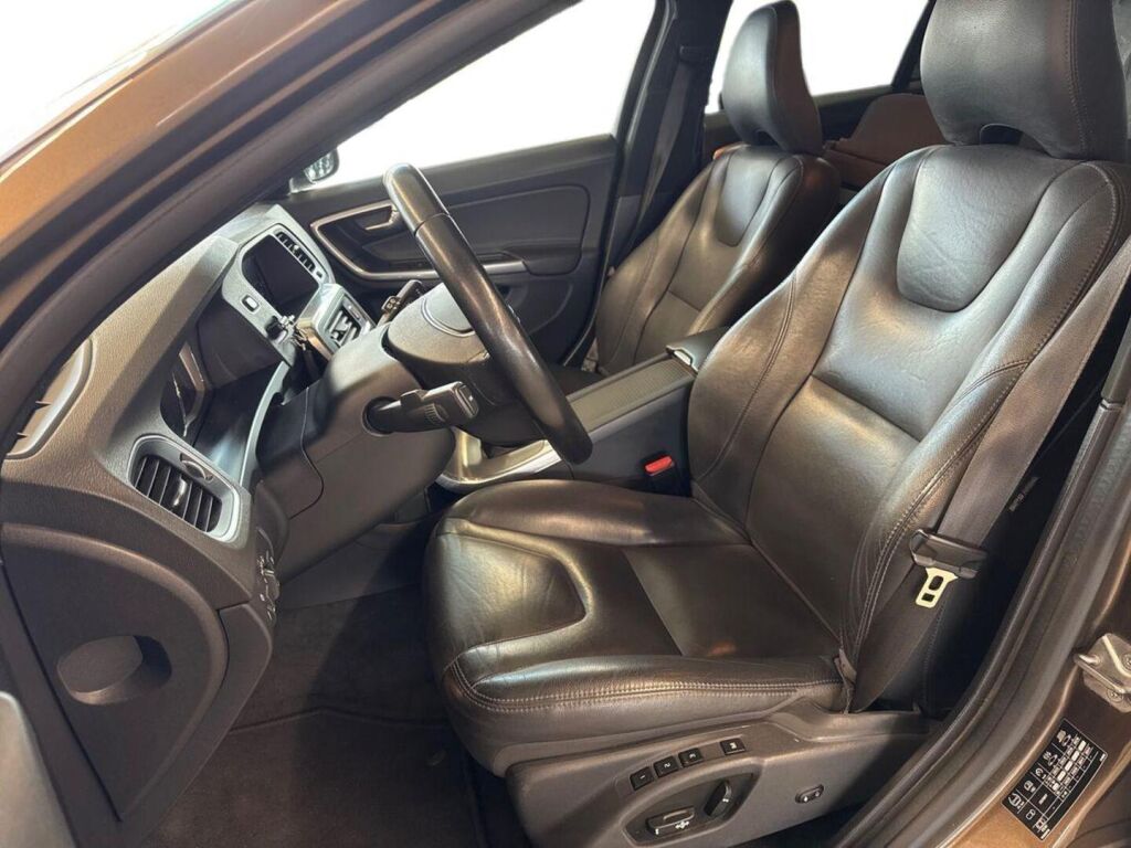 Volvo V60 Cross Country 2015 Ruskea (beige)
