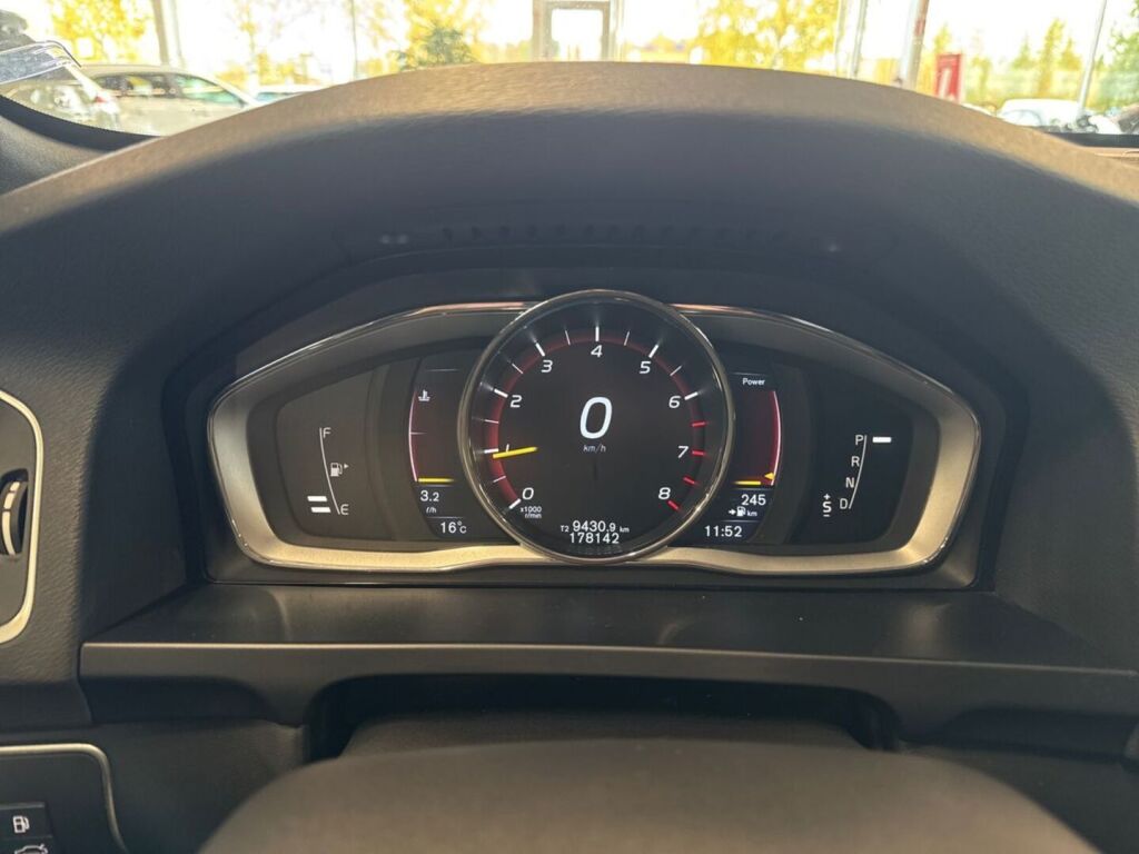 Volvo V60 Cross Country 2015 Ruskea (beige)
