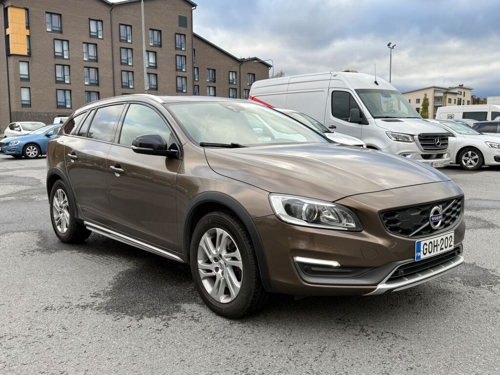 Volvo V60 Cross Country 2015 Ruskea (beige)
