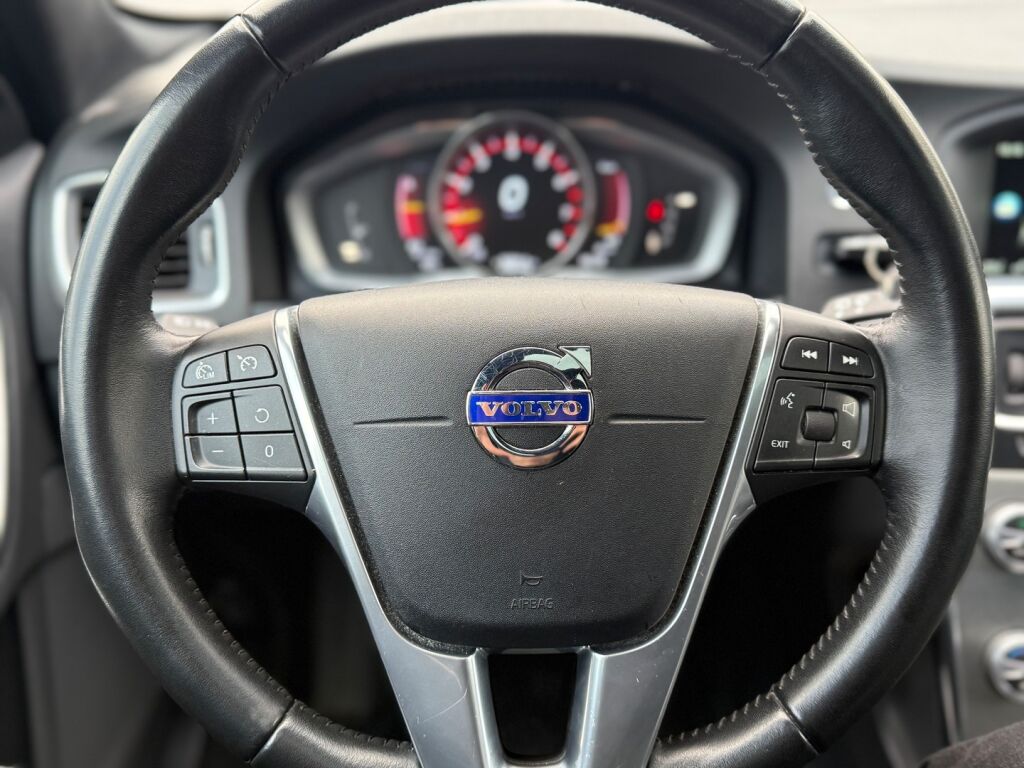 Volvo V60 Cross Country 2015 Ruskea (beige)