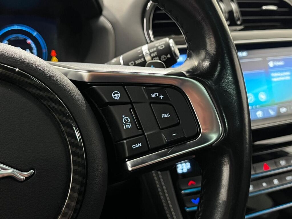 Jaguar F-PACE 2016 Harmaa