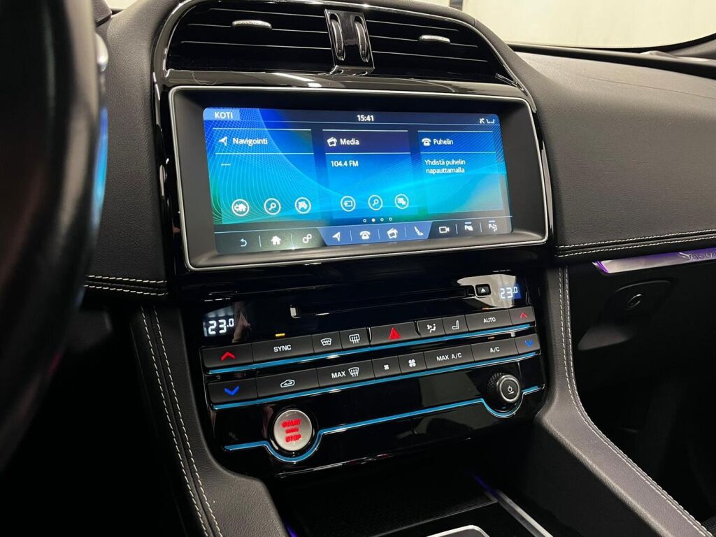 Jaguar F-PACE 2016 Harmaa