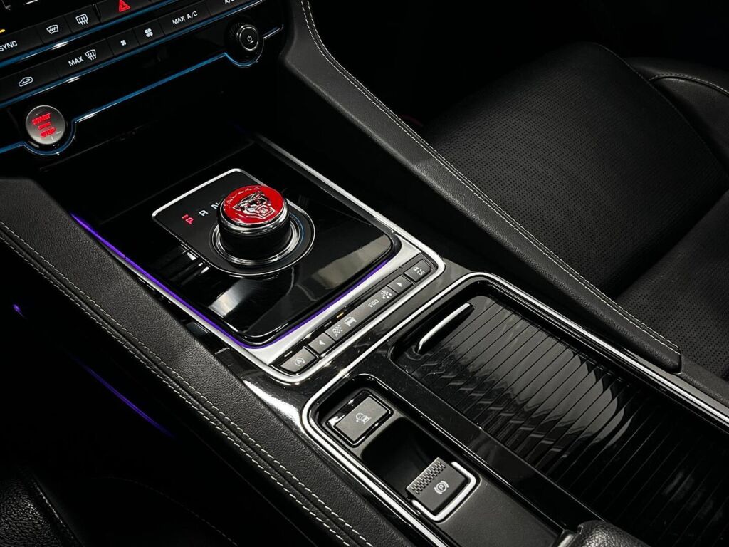 Jaguar F-PACE 2016 Harmaa