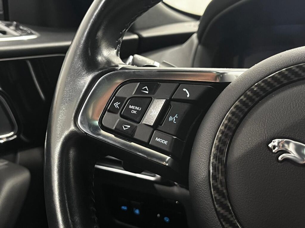 Jaguar F-PACE 2016 Harmaa