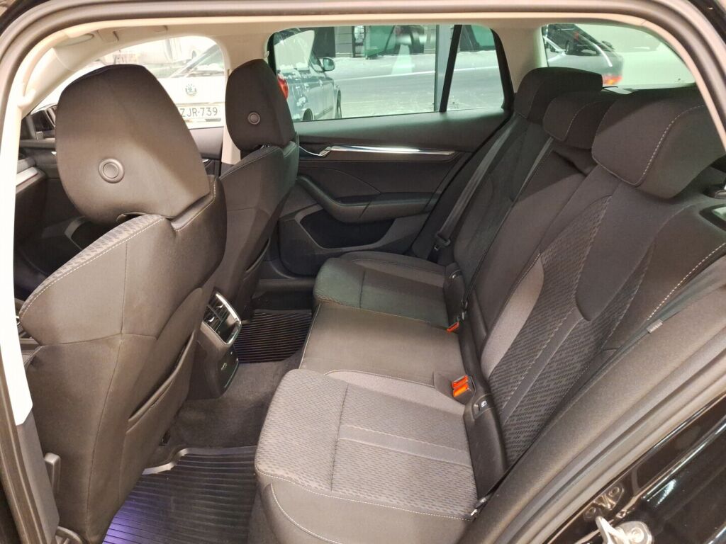 Skoda Octavia 2021 Musta