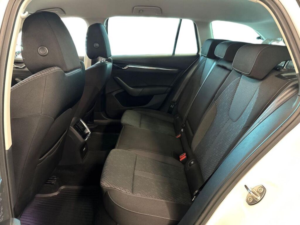 Skoda Octavia 2021 Valkoinen