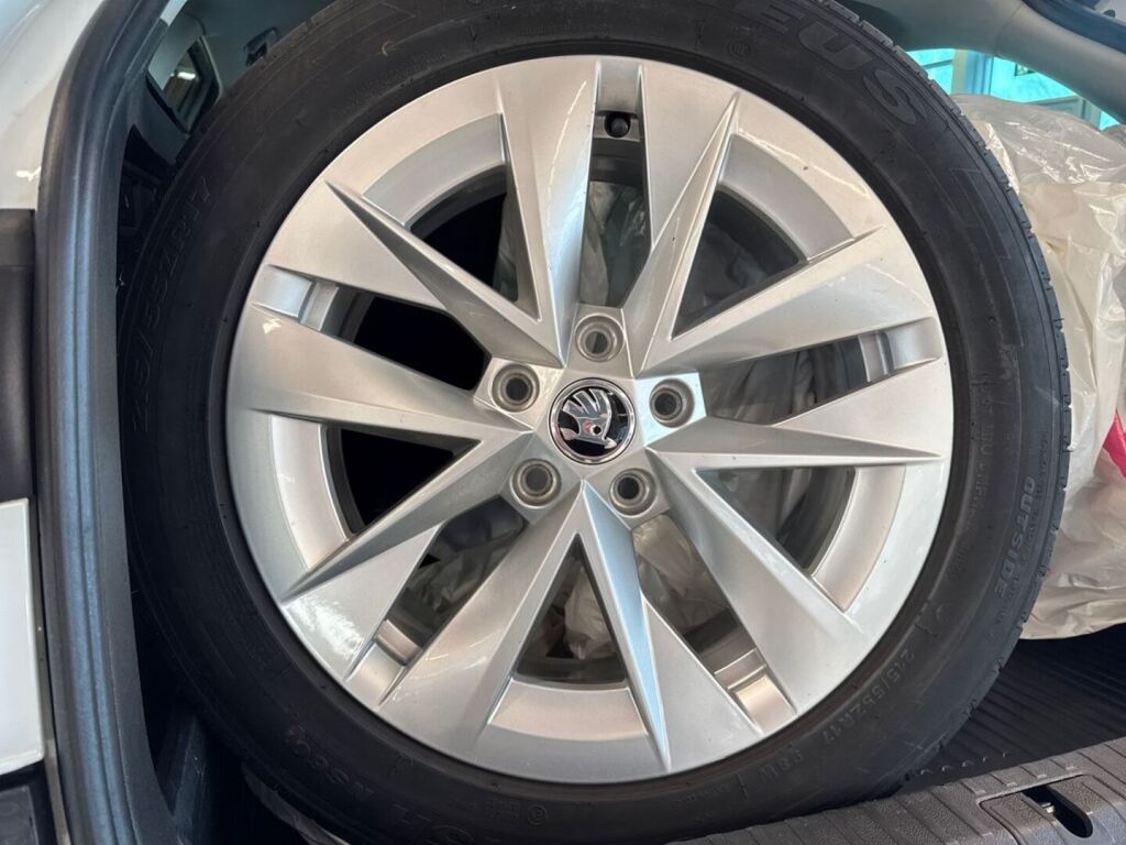 Skoda Octavia 2021 Valkoinen