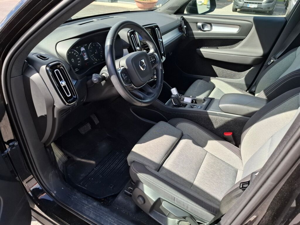 Volvo XC40 2021 Musta
