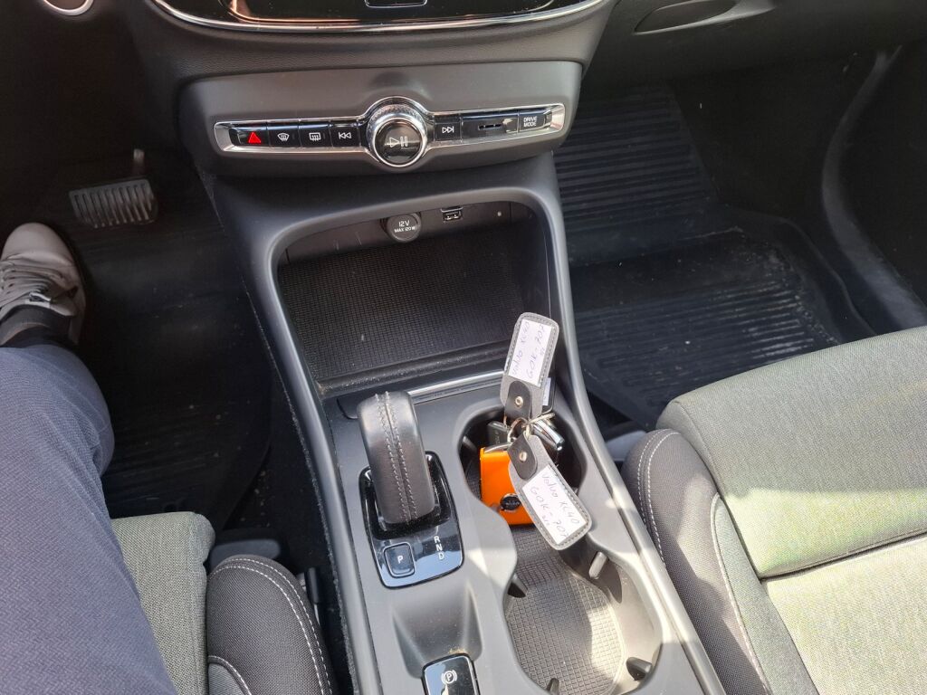 Volvo XC40 2021 Musta