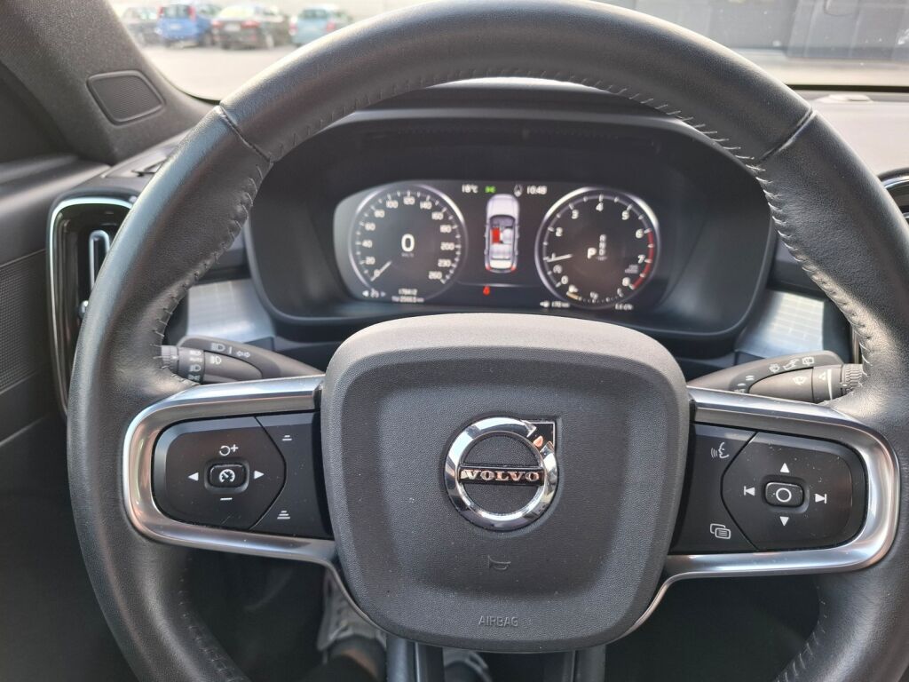 Volvo XC40 2021 Musta