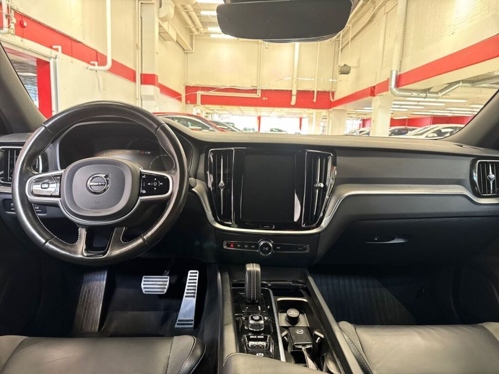 Volvo S60 2021 Musta