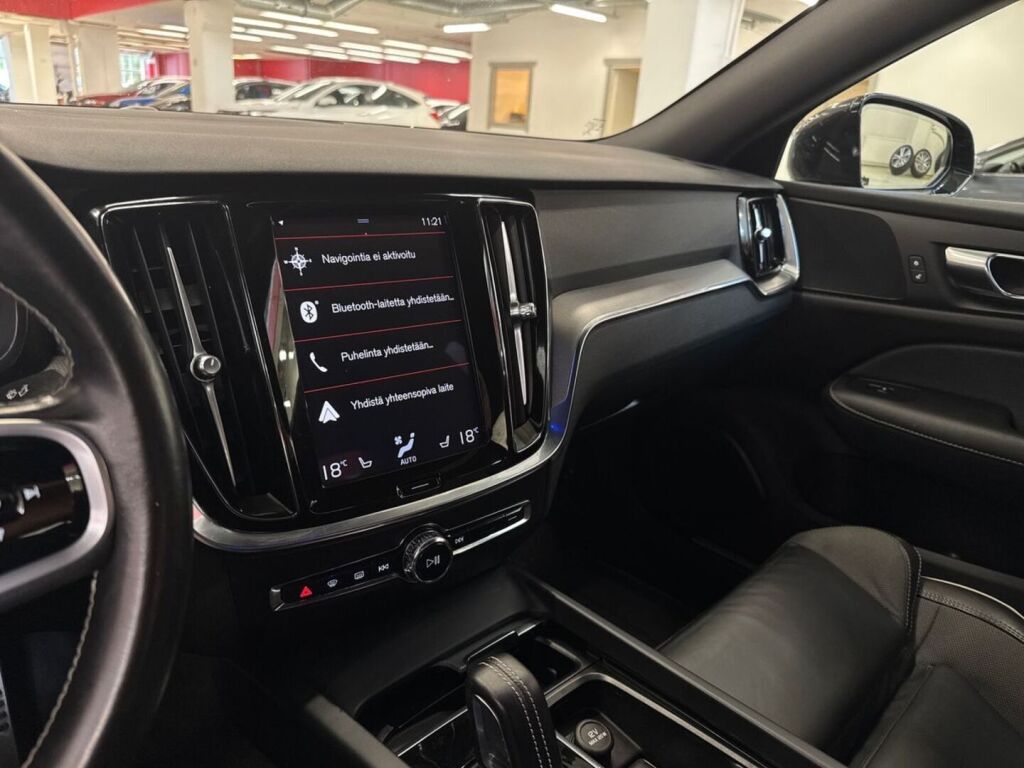Volvo S60 2021 Musta