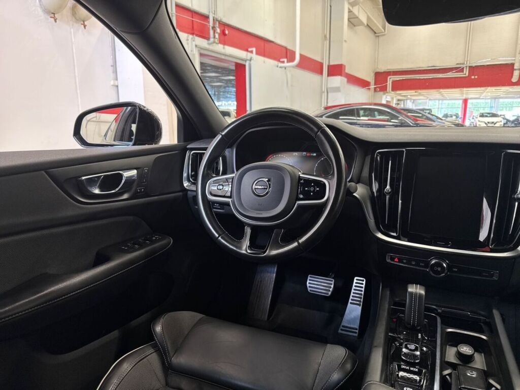 Volvo S60 2021 Musta
