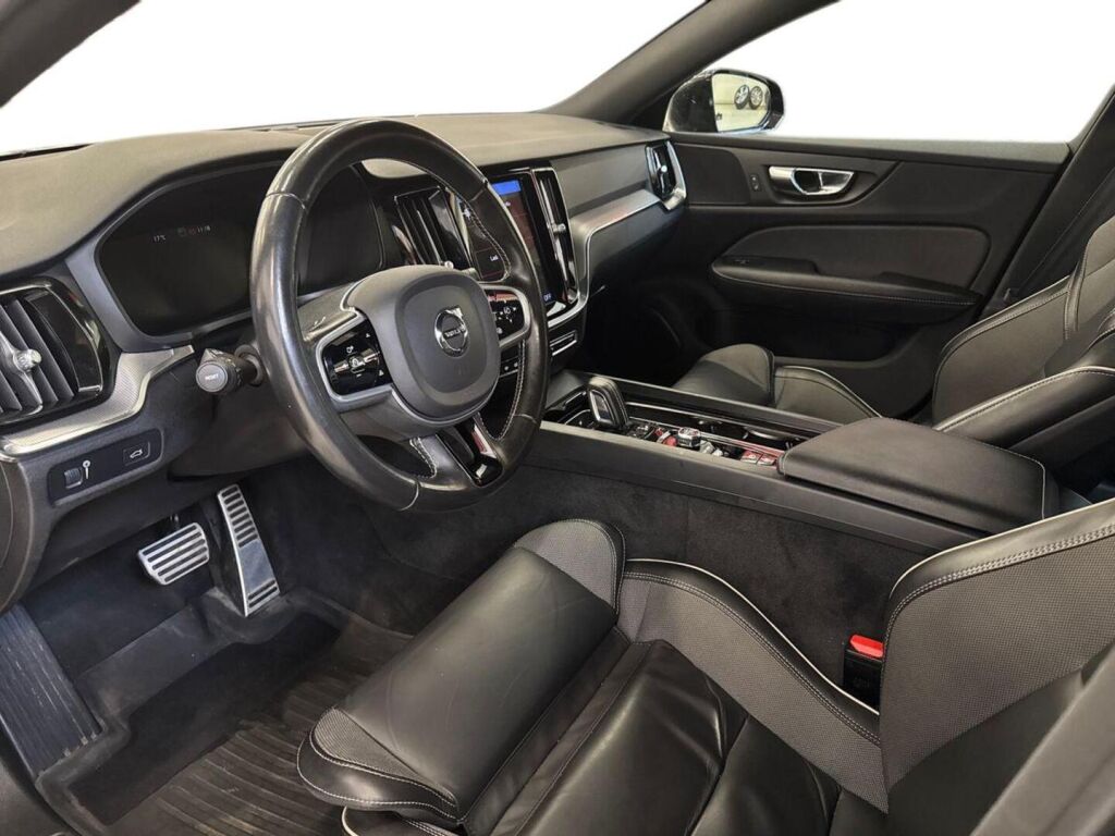 Volvo S60 2021 Musta