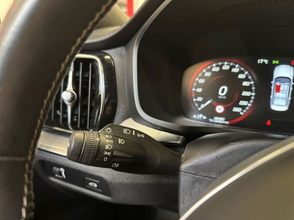 Volvo S60 2021 Musta