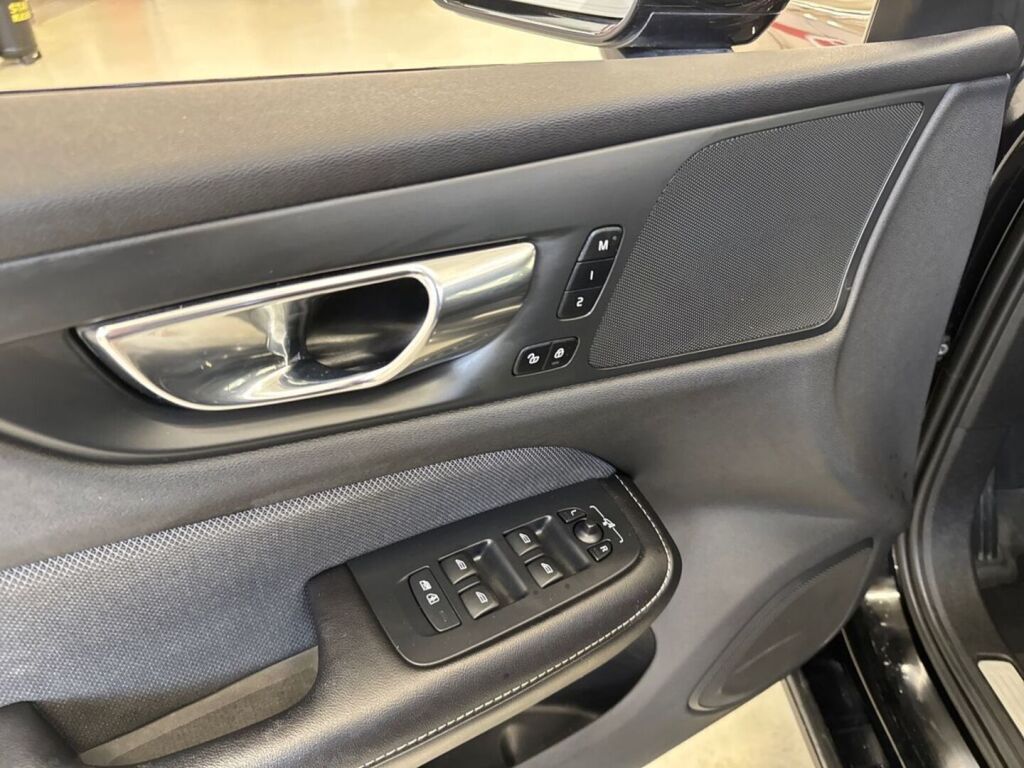 Volvo S60 2021 Musta