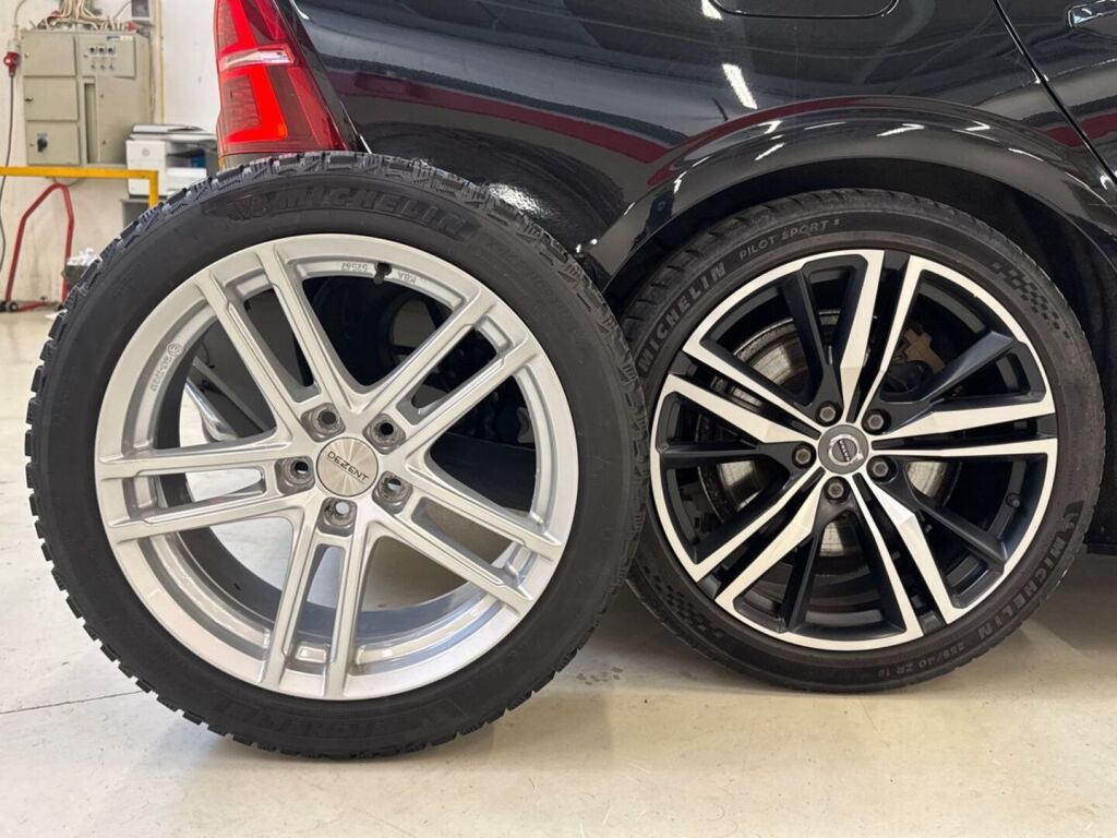 Volvo S60 2021 Musta