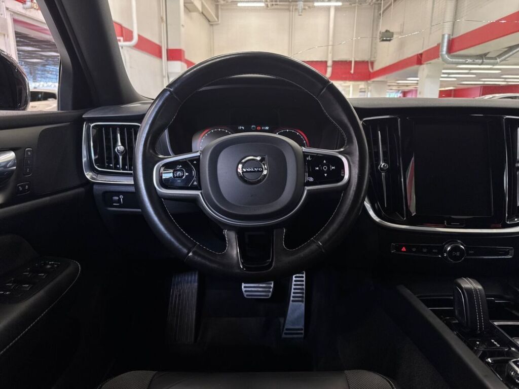 Volvo S60 2021 Musta