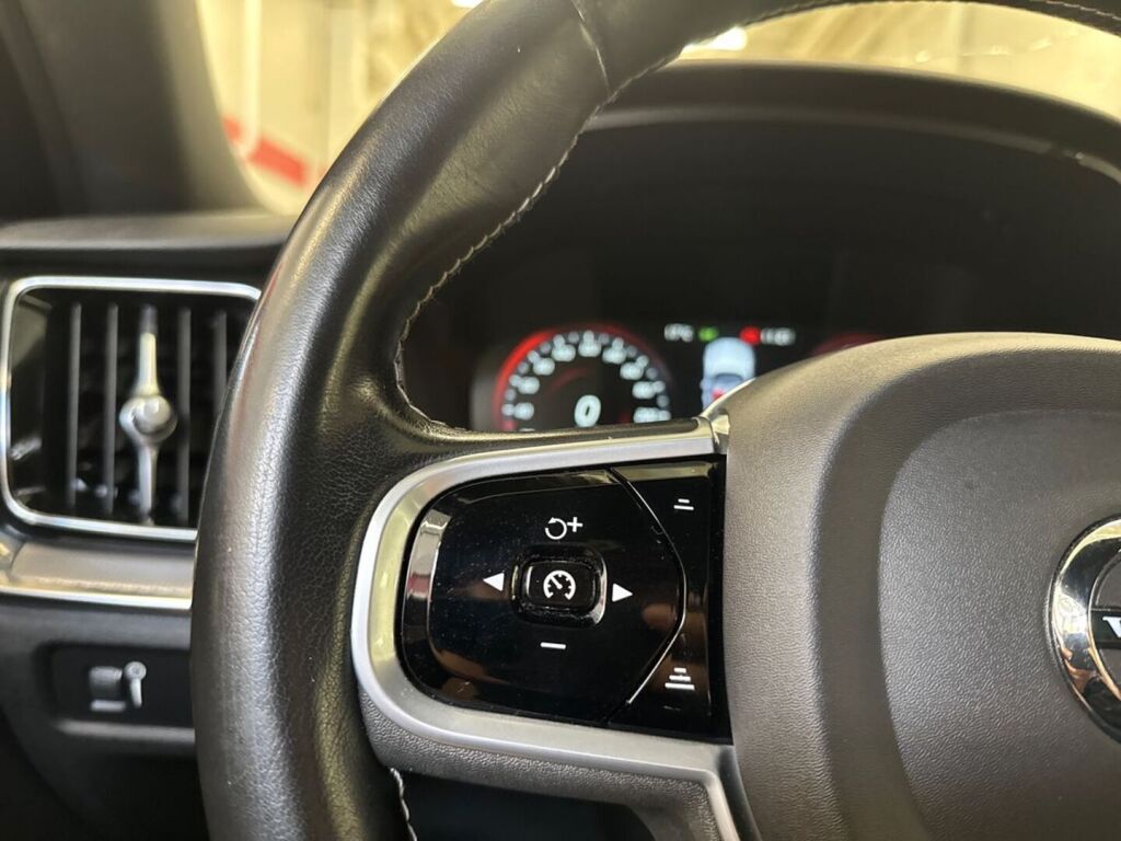 Volvo S60 2021 Musta