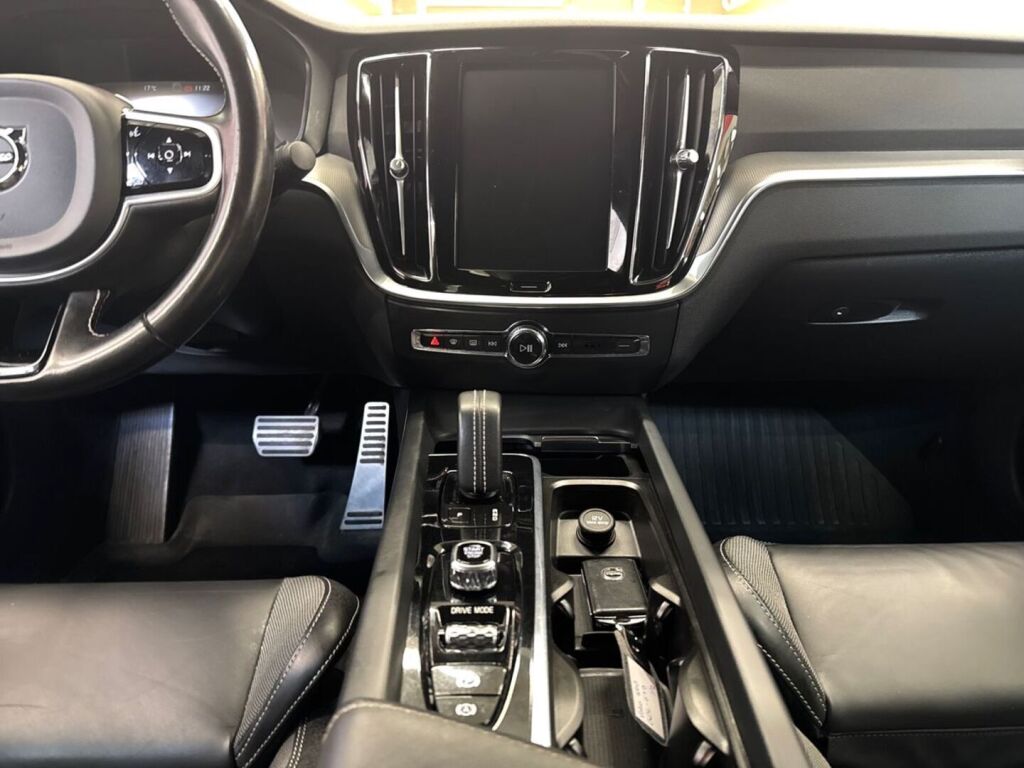Volvo S60 2021 Musta
