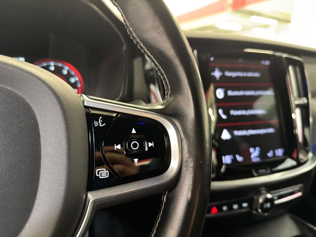 Volvo S60 2021 Musta
