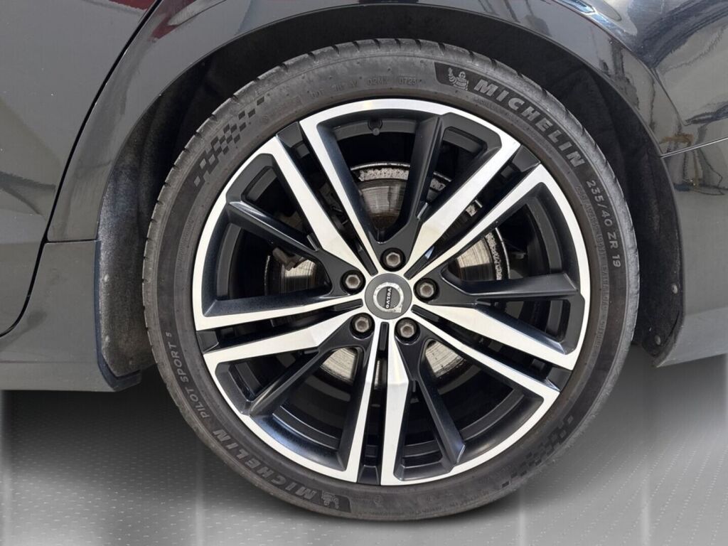 Volvo S60 2021 Musta