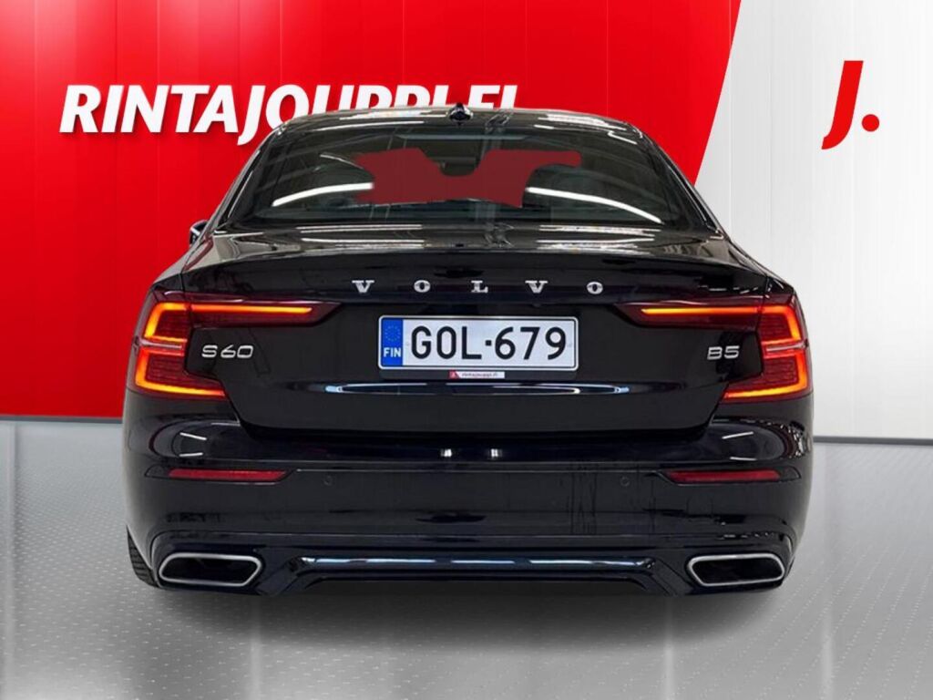 Volvo S60 2021 Musta
