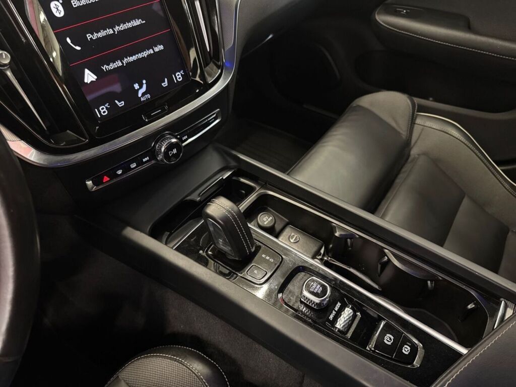 Volvo S60 2021 Musta