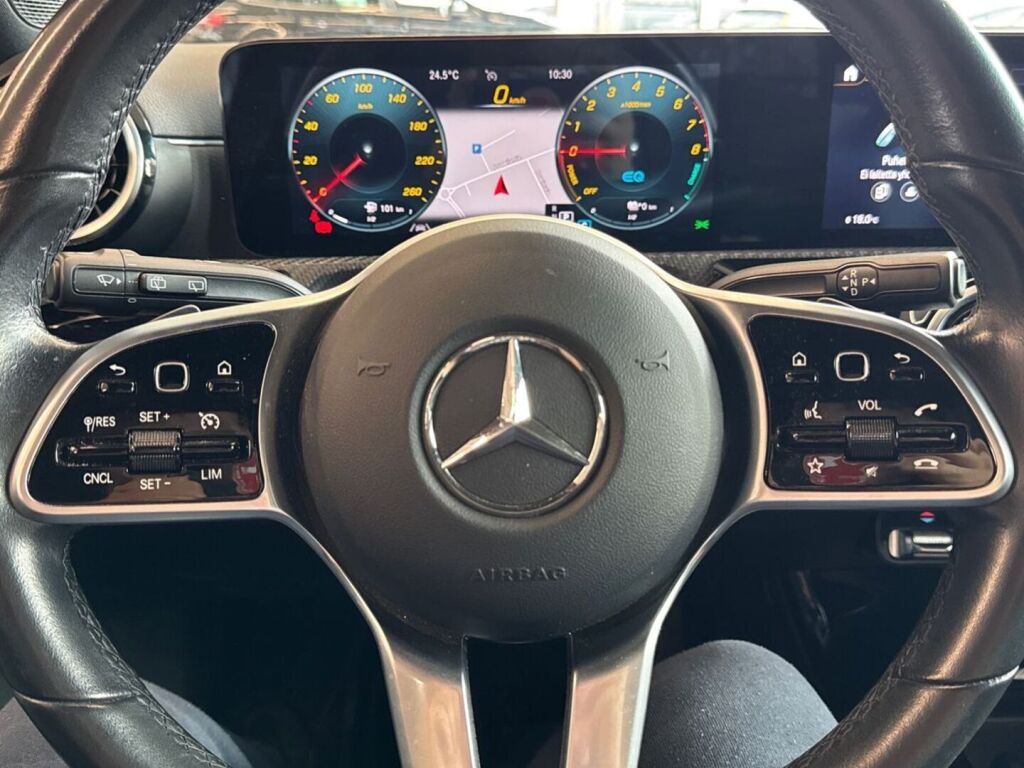 Mercedes-Benz A 2020 Punainen