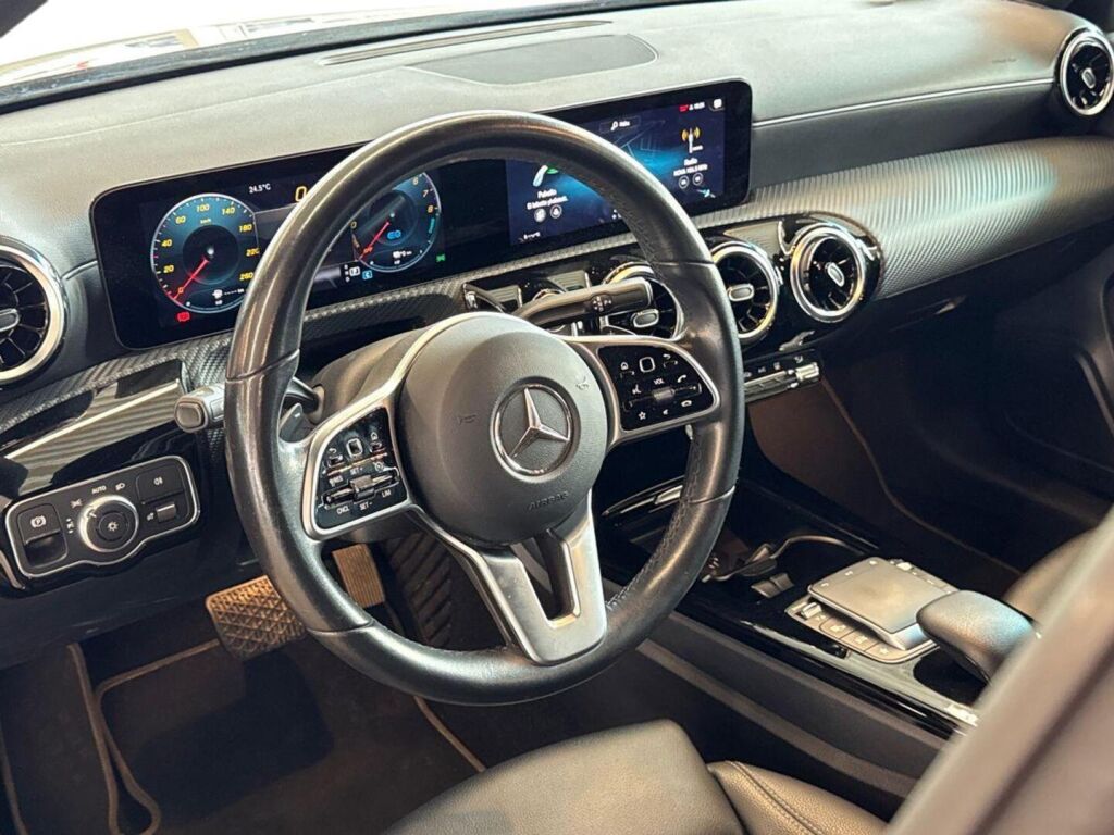 Mercedes-Benz A 2020 Punainen