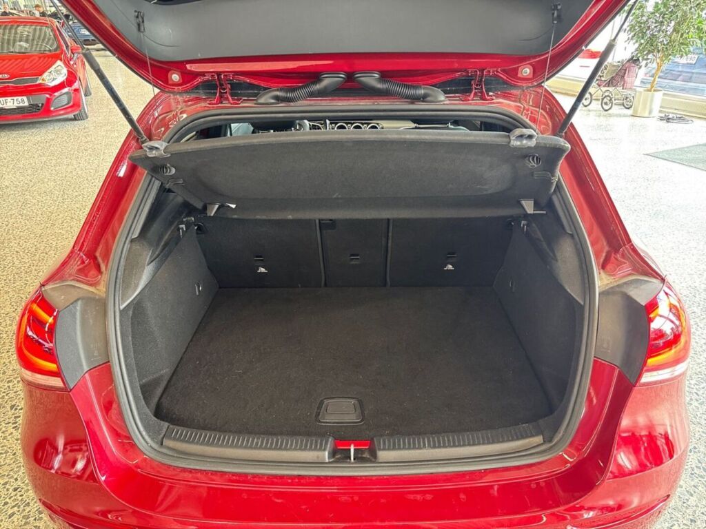 Mercedes-Benz A 2020 Punainen
